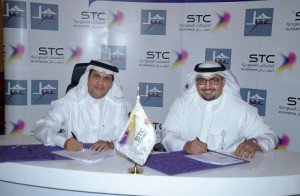 قام بتوقيع الاتفاقية من جانب STC المهندس آنف أبانمي، مدير عام مبيعات قطاع الأعمال، ومن جانب شركة جبل عمر للتطوير المهندس سمير القرشي المدير العام التنفيذي