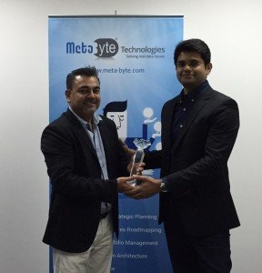 Salil Dighe, CEO at Meta Byte Technologies receiving the Award from Shankar Bhaskaran, General Manager of International Operations at MetricStream (L to R)